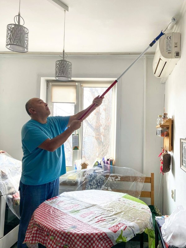 ¿Cómo transformar una vieja escalera en un elemento decorativo moderno?