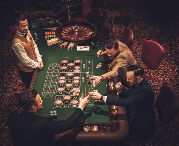 ¿Cómo organizar una noche de juegos de casino en casa para recrear el ambiente de Las Vegas?